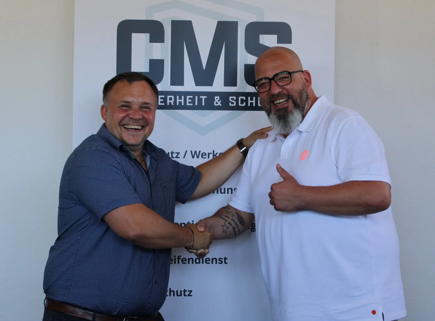 Sascha Luike mit seinem Kunden von CMS Sicherheit